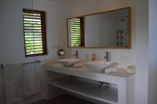 拉斯特拉纳斯诺里亚别墅的浴室设有2个水槽和镜子