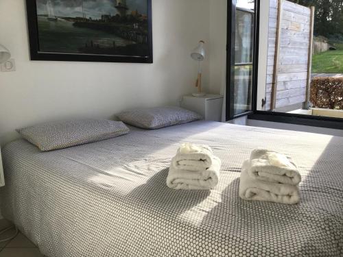 索姆河畔的圣瓦列里Escale A L Amiraute的一间卧室配有带毛巾的床