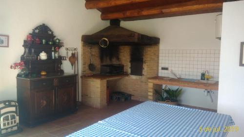 San DalmayCAN SIMON的一间厨房,里面配有砖炉