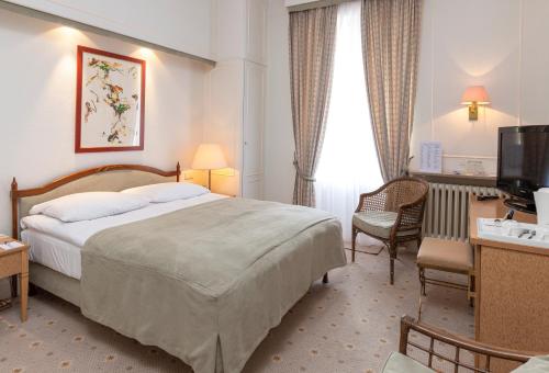 卢森堡克拉瓦兹大酒店的酒店客房,配有床和电视