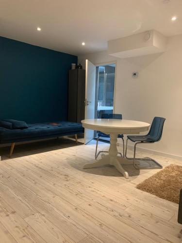 鹿特丹TamTam Studio的蓝色墙壁的房间里一张桌子和椅子