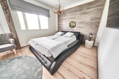 塔库沃里Apartments Huili的一间卧室设有一张床和木墙