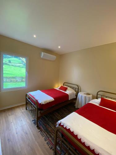 七城Lake Cottage - Panoramic views 7 Cidades的客房设有两张床和窗户。