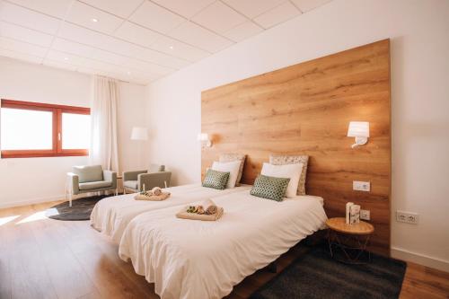 加拉奇科Garachico Homes - LA CASA DE LINA的酒店客房,配有两张带毛巾的床