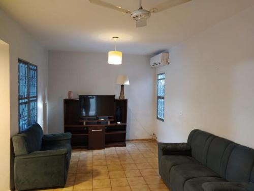 多拉杜斯DOURADOS GUEST FLAT HOUSE的客厅配有2张沙发和1台平面电视