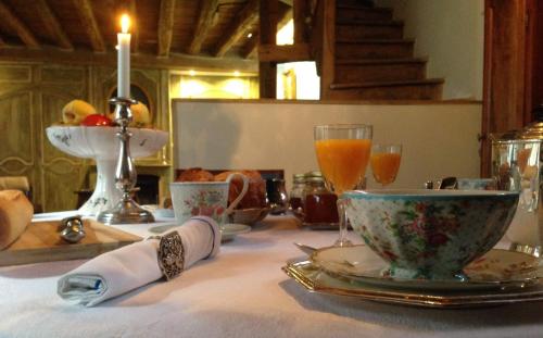 滨海布洛涅圣雅各布住宿加早餐旅馆的一张桌子,上面放着蜡烛和橙汁