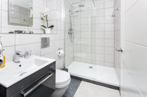 利物浦Centrally located apartment in Duke Street- free parking- two bathrooms的浴室配有卫生间、盥洗盆和淋浴。