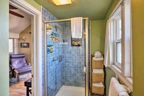阿瓦隆Tropical Island Escape with Deck, Walk to Avalon Bay的浴室设有蓝色瓷砖淋浴。