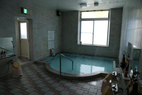 富良野CHALET BURLAP FURANUI的带浴缸和水池的浴室