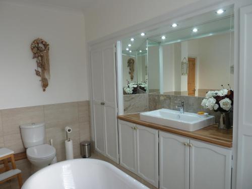 考斯Beresford81的带浴缸、盥洗盆和卫生间的浴室