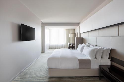 堪培拉王国酒店的配有一张床和一台平面电视的酒店客房
