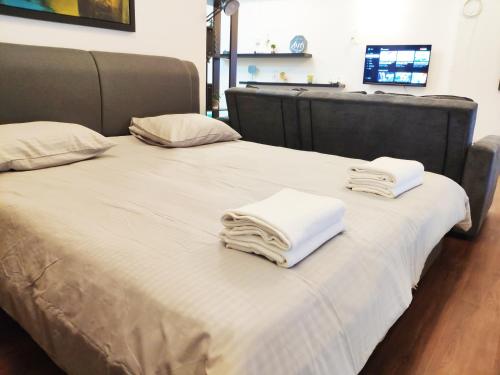 吉隆坡Parkview KLCC by Salaam Suites, 4 pax的两张床,上面有白色毛巾