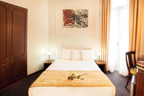卡尔季察多莫特阿尼酒店的一间酒店客房,床上摆放着鲜花