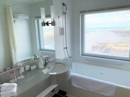 新泻新泻日航酒店的一间带水槽和窗户的浴室