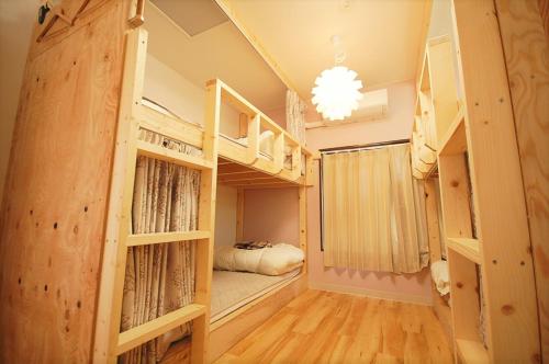 东广岛市西条ゲストハウス八反的客房设有两张双层床和一张床。