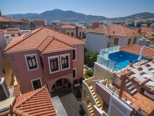 米蒂利尼赛欧菲洛斯乐园精品酒店的享有带游泳池的房屋的空中景致
