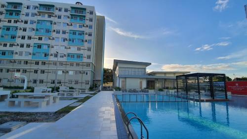 杜马格特JAS Marina Spatial的大楼前设有游泳池的酒店