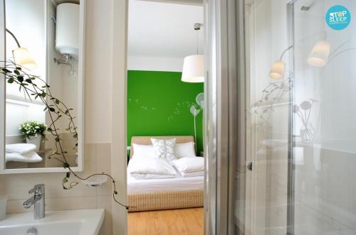 乌迪内乌迪内民事医院前留宿旅馆的一间绿色墙和一张床的浴室