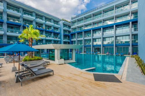 BlueSotel SMART Krabi Aonang Beach - Adults only - SHA Extra Plus内部或周边的泳池