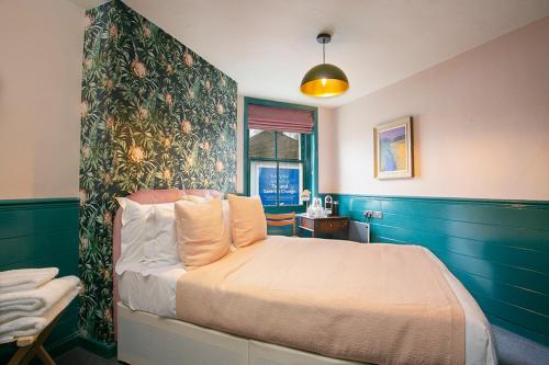 伦敦The Ship Rooms的一间卧室配有一张带彩色墙壁的床