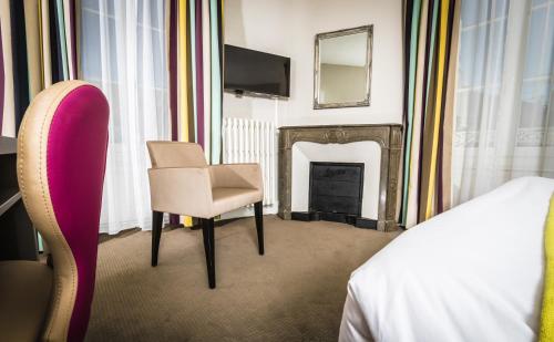 布雷斯地区布尔格贝斯特韦斯特法兰西酒店的一间卧室配有一张床、一把椅子和一个壁炉