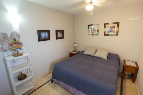 克拉伦代克Seaside Apartment Seastar的一间卧室配有一张床和吊扇