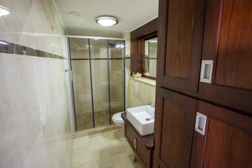 克拉伦代克Seaside Apartment Seastar的浴室配有卫生间、盥洗盆和淋浴。