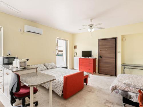 雅典Homely Apartment in Piraeus with Balcony的一间酒店客房,一间设有一张床和一张书桌
