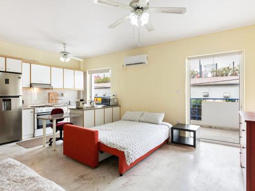 雅典Homely Apartment in Piraeus with Balcony的一间卧室配有一张床和一间厨房
