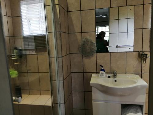白河Eden Cottage的一间带水槽和镜子的浴室
