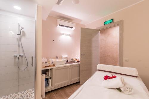 普拉海之酒店的配有床、淋浴和盥洗盆的浴室