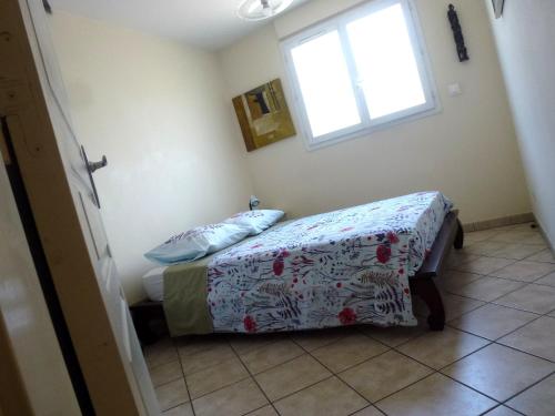 圣丹尼斯Central Montgaillard的一间小卧室,配有床和窗户