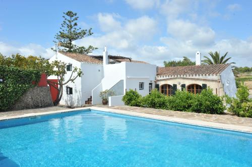 阿莱奥尔Menorca Agroturismo Llimpet的别墅前设有游泳池