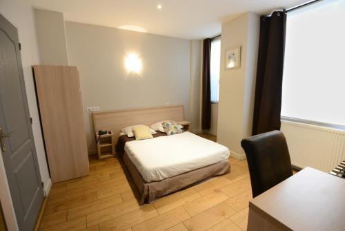 巴黎LAFAYETTE HOTEL的小房间设有一张床和一张桌子