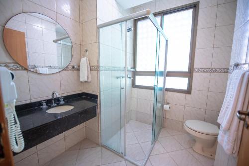 佩洛塔斯Hotel Alles Blau的一间带水槽和玻璃淋浴的浴室