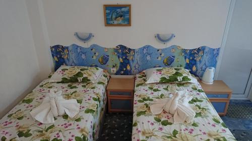拉夫达Sianie Guest House的两张睡床彼此相邻,位于一个房间里