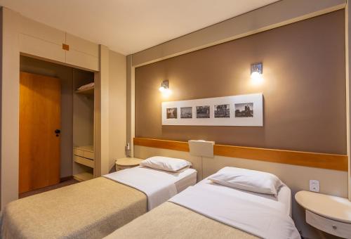 Tri Hotel & Flat Caxias客房内的一张或多张床位