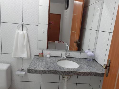 巴雷里尼亚斯Pousada Chácara do Coqueiro的一间带水槽和镜子的浴室