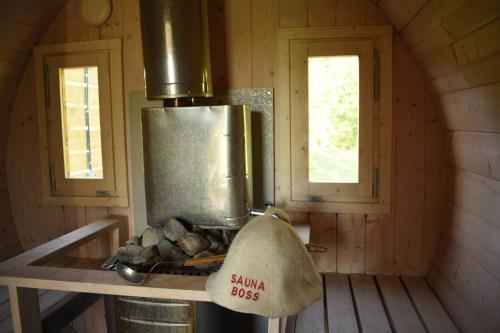 SämiSämi Siil的小木屋内的炉灶和2扇窗户