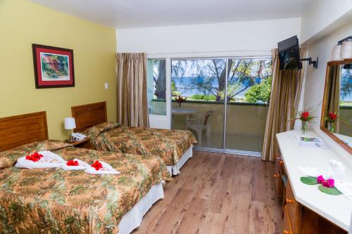 克朗角Crown Point Beach Hotel的酒店客房设有两张床和一个阳台。