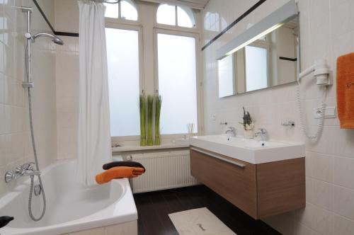赫拉尔兹贝亨库鲁帕罗酒店的带浴缸、水槽和淋浴的浴室