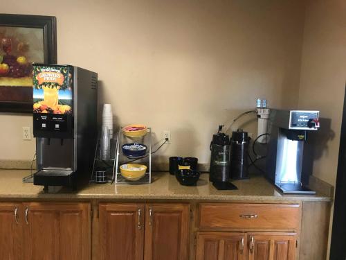 阿比林阿比林戴斯酒店的厨房柜台配有咖啡机和微波炉