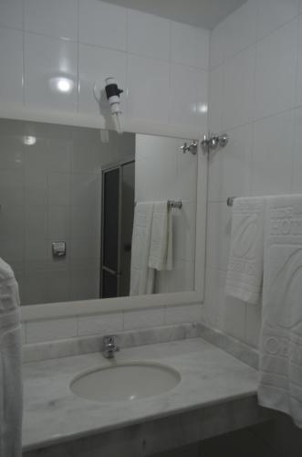 圣博尔雅奥宾诺圣保罗博尔哈酒店的浴室配有盥洗盆、镜子和毛巾