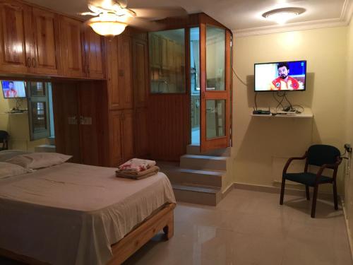 博卡奇卡Terraza del Caribe的一间卧室配有一张床和一台平面电视