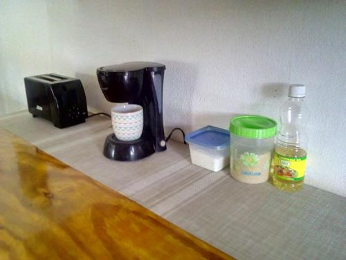 安东尼奥港Porty Hostel的厨房柜台配有咖啡机和烤面包机