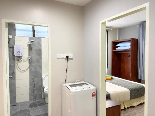 瓜埠Fuxi fruit garden villa Langkawi 富囍休闲度假水果园别墅兰卡威的带淋浴和卫生间的浴室以及1张床。