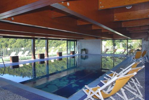 拉瓦罗内阿斯托里亚格兰酒店的一座带两把躺椅的游泳池