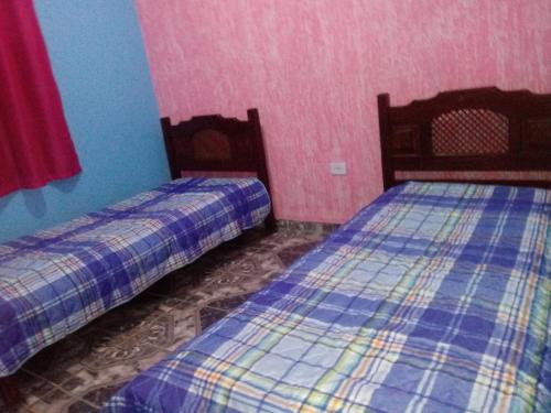 卡瓦坎特Casa Beija-flor的两张睡床彼此相邻,位于一个房间里