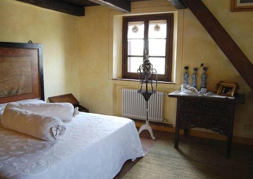 塞吉阿诺Villa Poggio Aperto的卧室配有白色的床和窗户。