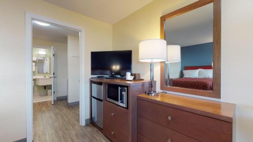纳拉甘西特斯卡伯勒海滩汽车旅馆的酒店客房,配有床和镜子